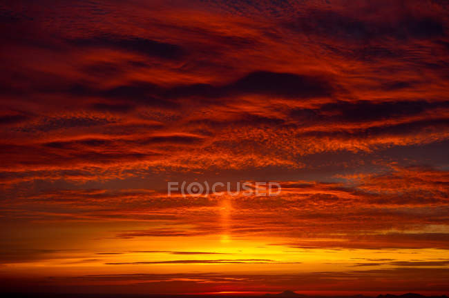 Pôr-do-sol laranja dramático, Oia, Santorini, Kikladhes, Grécia — Fotografia de Stock