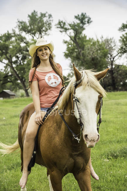 Retrato de jovem cavalgando cavalo — Fotografia de Stock