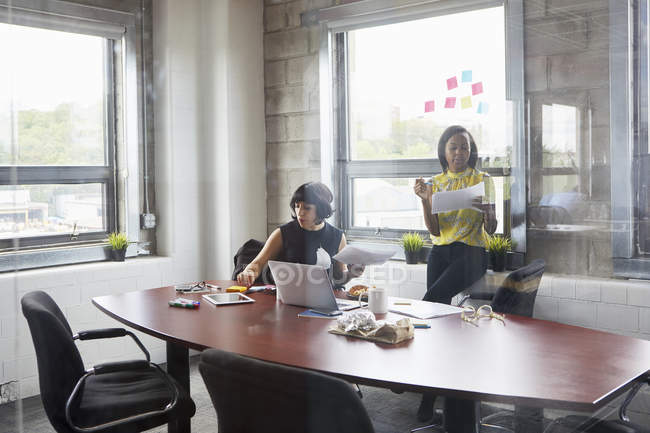 Дві жінки працюють разом у кімнаті для переговорів — стокове фото