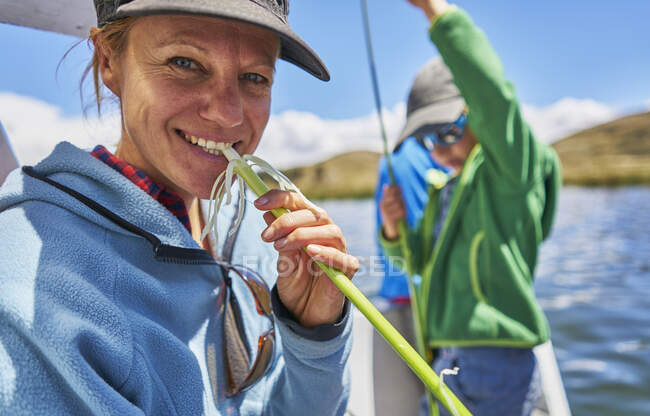 Madre e hijo en barco pesquero, Huarina, La Paz, Bolivia, Sudamérica - foto de stock
