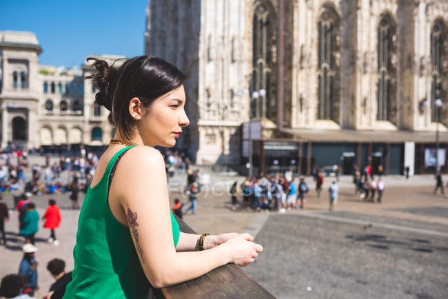 Mujer joven con Il Duomo en el fondo, Milán, Italia - foto de stock