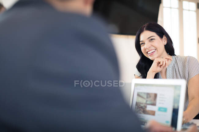 Glückliche junge Geschäftsfrau arbeitet am Schreibtisch — Stockfoto