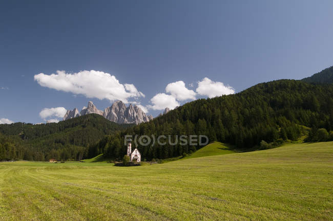 View of St. Johann Church and Odle mountains, Funes Valley, Dolomites, Italy — Stock Photo