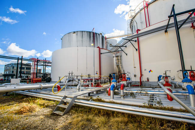 Réservoirs et tuyaux de stockage dans une usine industrielle de biocarburants — Photo de stock