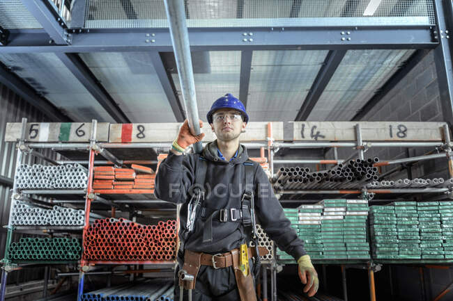Ingénieur apprenti préparant et installant des échafaudages — Photo de stock