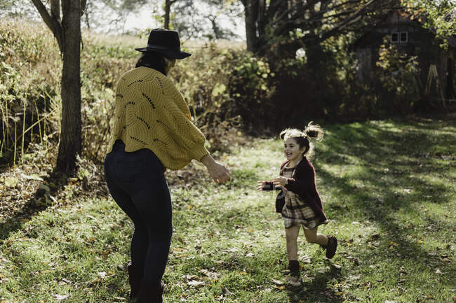 Девушка бежит к матери, Ошава, Канада, Северная Америка — стоковое фото