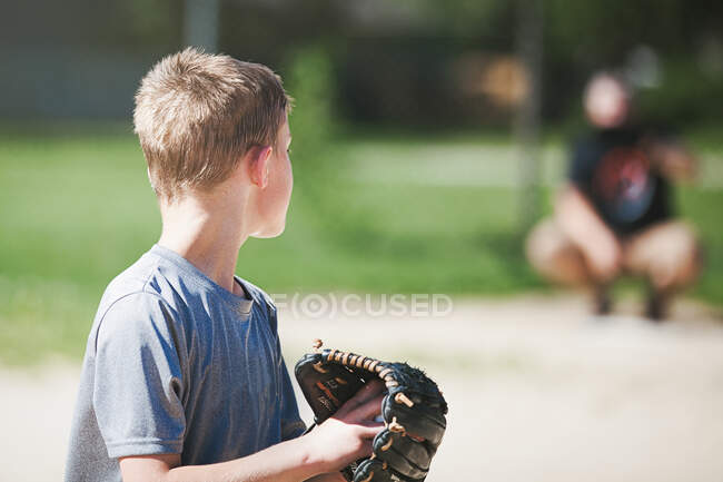 Padre e hijo jugando béisbol - foto de stock