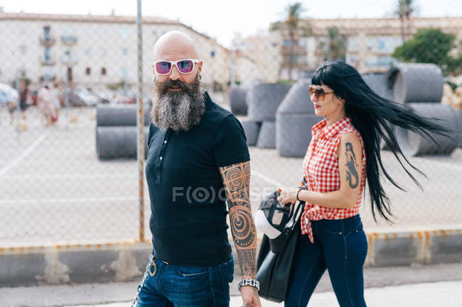 Madura hipster pareja paseando en la ciudad - foto de stock
