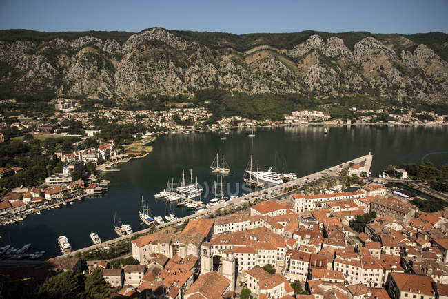 Vista elevata delle case sulla costa, Kotor, Montenegro, Europa — Foto stock