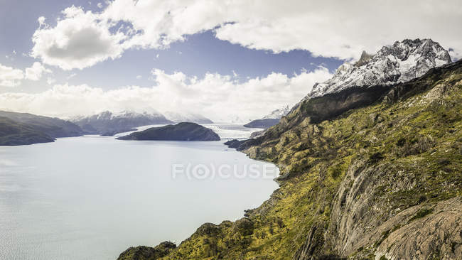 Paisaje con lago y vista lejana del glaciar Grey, Parque Nacional Torres del Paine, Chile - foto de stock