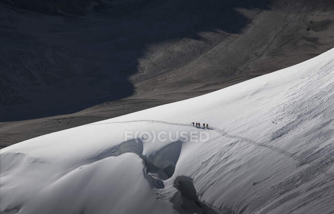 Альпинисты на горе, Aelgauli, Берн, Швейцария, Европа — стоковое фото