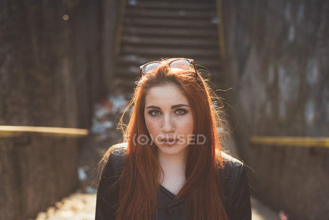 Ritratto di donna dai capelli rossi che guarda la macchina fotografica — Foto stock