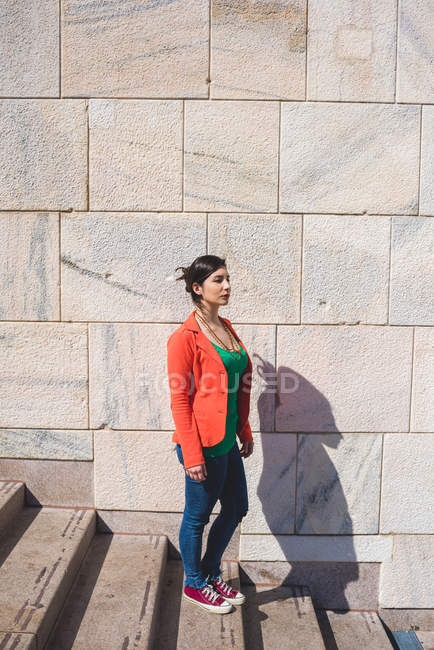 Femme debout sur les marches près du mur, Milan, Italie — Photo de stock