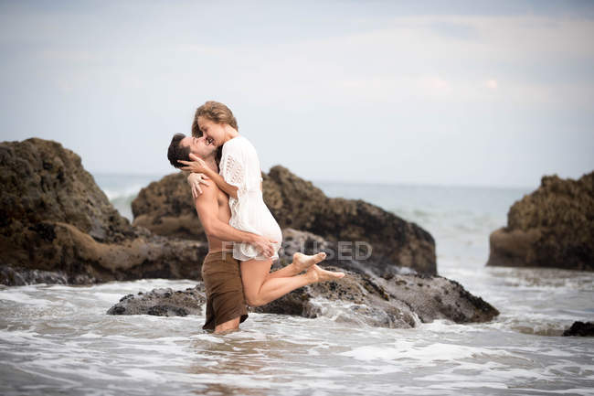 Romantic couple on beach, Malibu, California, US — Stock Photo