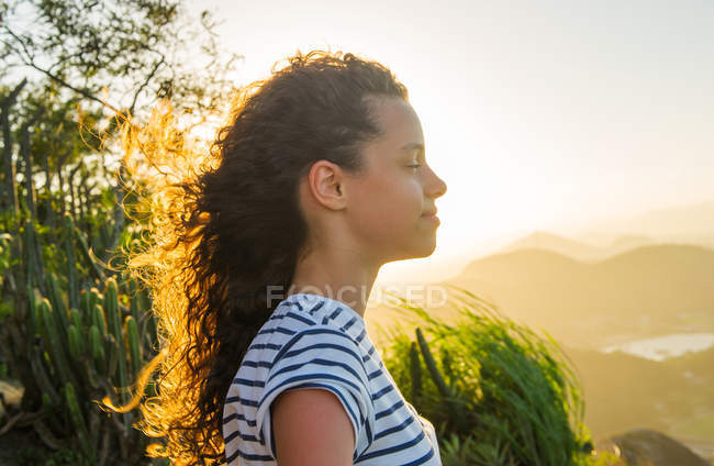 Girl with eyes closed during sunset, Rio de Janeiro, Brazil — Stock Photo