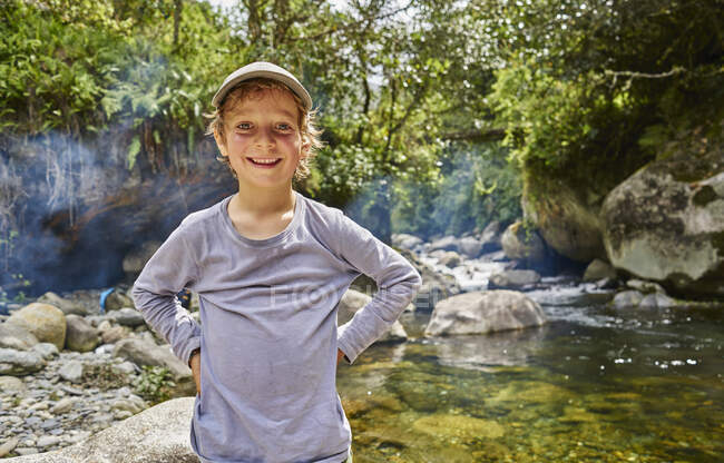 Портрет хлопчика біля басейну, Вентілла, Ла - Пас, Болівія, Південна Америка. — стокове фото
