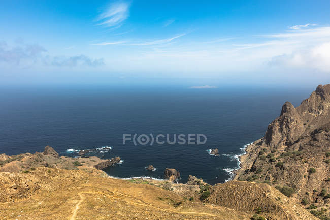 Erhöhte Aussicht auf schroffe Küste und Meer, nova sintra, brava, cape verde, afrika — Stockfoto
