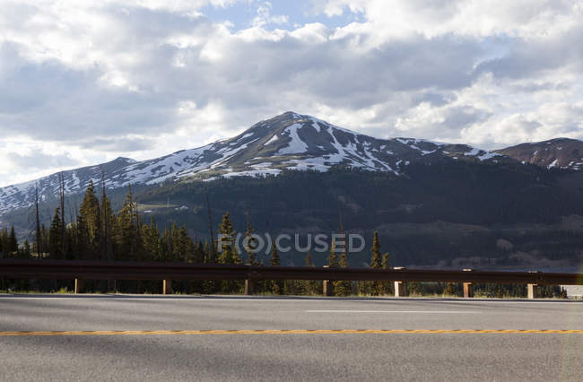 Vista de la autopista y la montaña de cobre, Colorado, EE.UU. - foto de stock