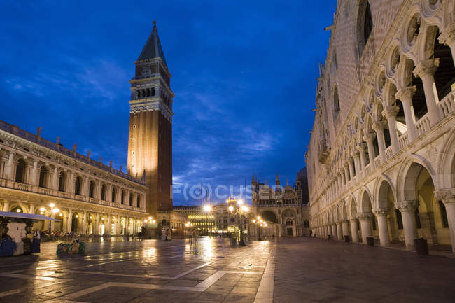 Здание, освещенное ночью, Венеция, Италия, Европа — стоковое фото