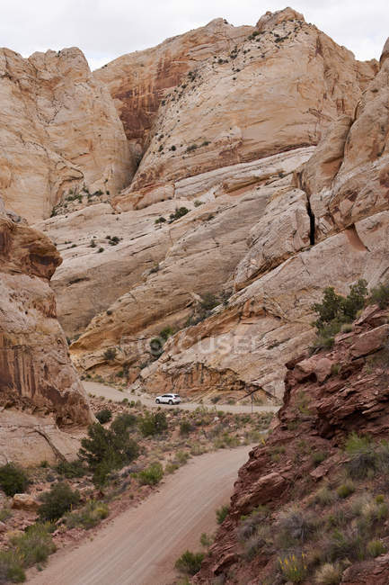Burr Trail Road a través de formaciones rocosas en Grand-Escalante National Monument, Utah, EE.UU. - foto de stock