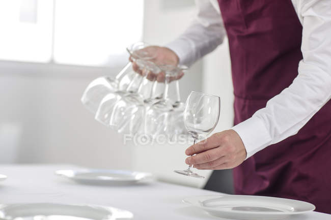 Garçom que coloca mesa no restaurante, seção meados — Fotografia de Stock