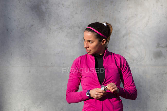 Retrato de mulher segurando barra de proteína e olhando para longe — Fotografia de Stock