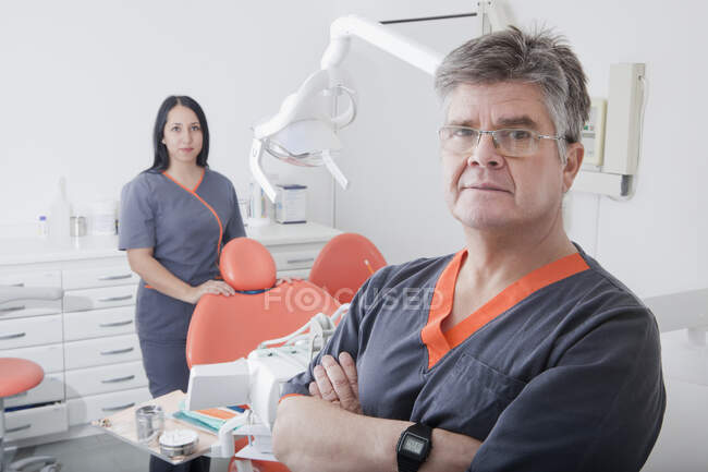 Dentista y enfermera dental - foto de stock