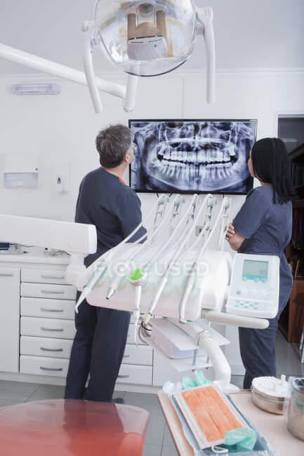 Dentiste et infirmière dentaire regardant le scan — Photo de stock
