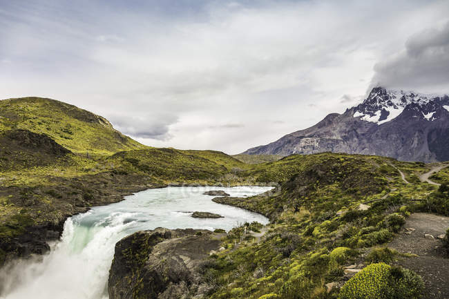 Cascata nel paesaggio montano, Parco Nazionale Torres del Paine, Cile — Foto stock