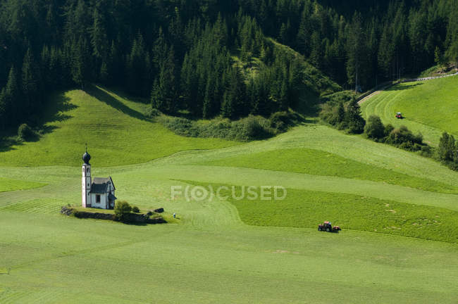 Vista del valle y la iglesia de St. Johann, Valle de Funes, Dolomitas, Italia - foto de stock