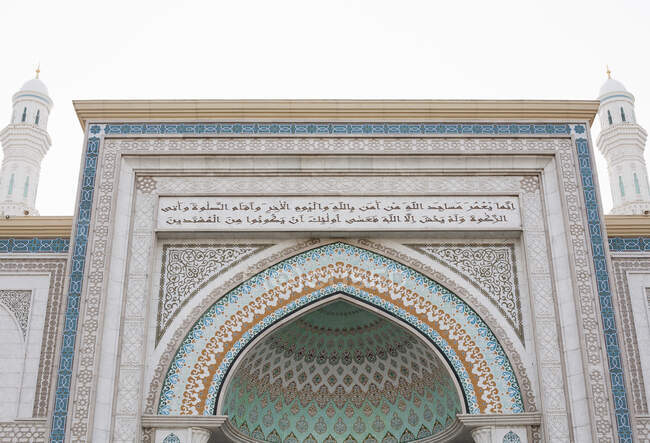 Exterior adornado de la mezquita Hazret Sultan, Astana, Kazajstán, Asia - foto de stock