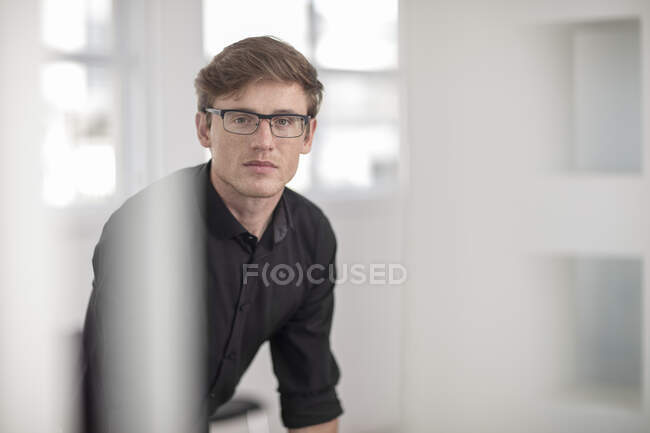 Retrato de jovem trabalhador de escritório do sexo masculino vestindo óculos — Fotografia de Stock
