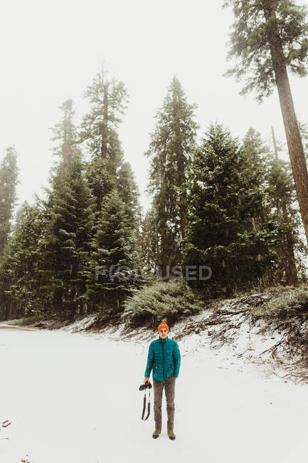 Портрет молодий чоловік тримає камери в засніжений ліс, Національний парк Секвойя, Каліфорнія, США — стокове фото