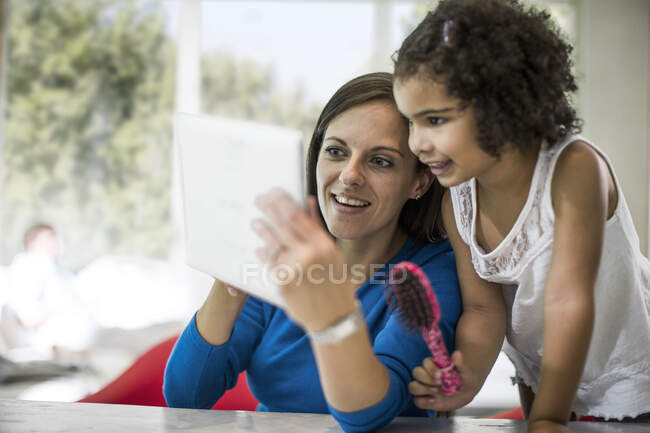 Mãe e filha brincando com tablet digital — Fotografia de Stock