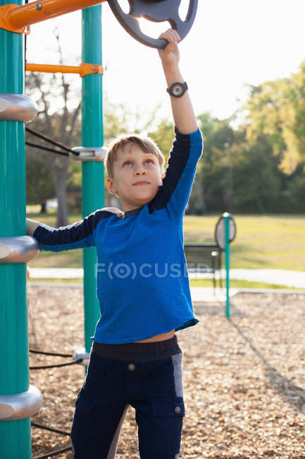 Retrato de menino se divertindo no playground — Fotografia de Stock