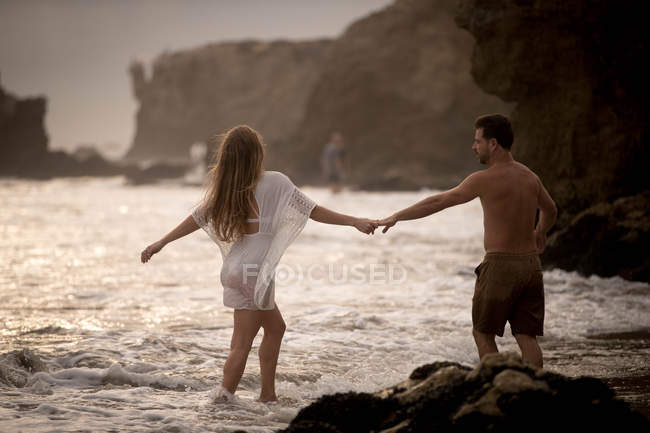 Parejas románticas en la playa, Malibú, California, US — Longitud completa,  Aspiración - Stock Photo | #202776284