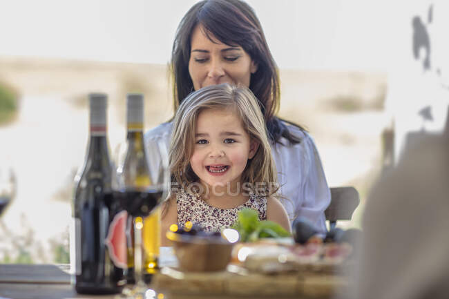 Madre e figlia che pranzano all'aperto — Foto stock