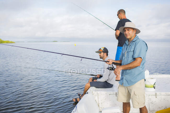 Hombres pescando en el Golfo de México, Homosassa, Florida, EE.UU. - foto de stock