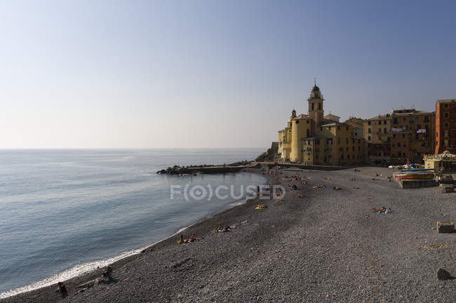 Vista costera de Camogli al amanecer, Liguria, Italia - foto de stock