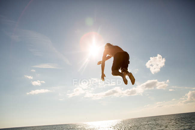 Низький кут зору юнак стрибки — Stock Photo