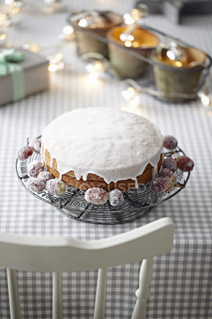 Ледяной торт на столе с декоративными огнями — стоковое фото