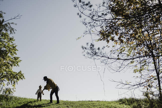 Mother and baby girl on hilltop, Oshawa, Canada, North America — Stock Photo