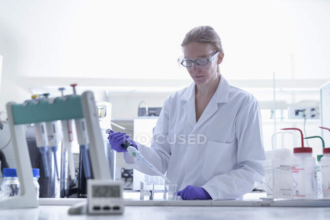 Female scientist working in laboratory — Stock Photo