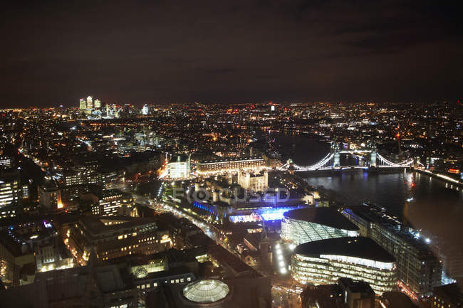 Paisaje urbano de Londres y río Támesis iluminado por la noche, Reino Unido, Europa - foto de stock