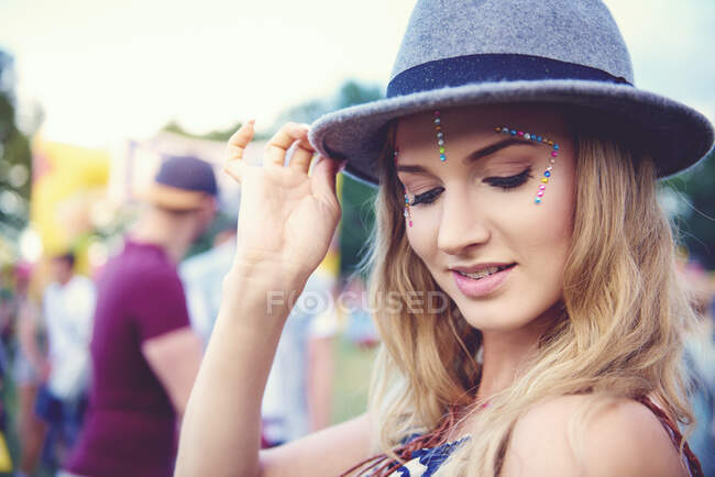 Mujer joven en trilby en el festival - foto de stock