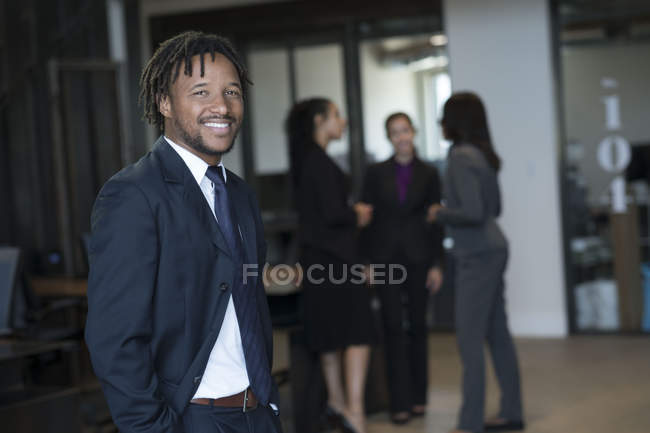Портрет молодого усміхненого бізнесмена в офісі — стокове фото