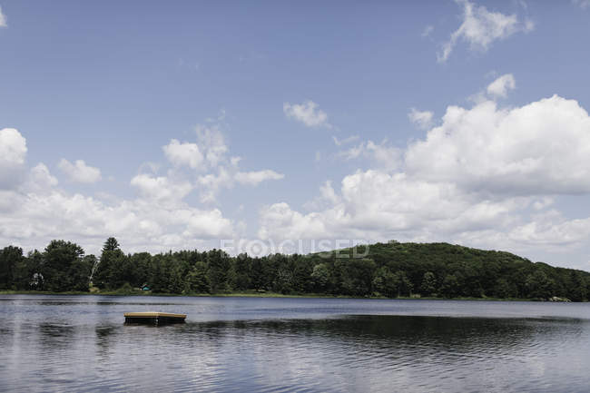 Balsa en el lago, Huntsville, Canadá - foto de stock