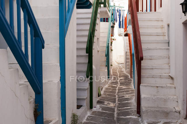 Étapes menant aux maisons, Mykonos Town, Cyclades, Grèce — Photo de stock