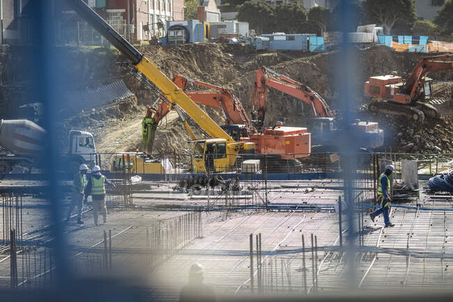 Trabalhadores da construção que lançam as bases da construção — Fotografia de Stock