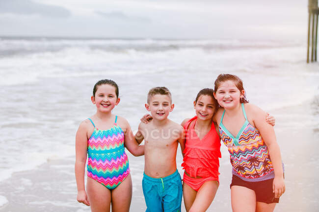 Portrait of boy and three girls on beach, Dauphin Island, Alabama, USA — Stock Photo